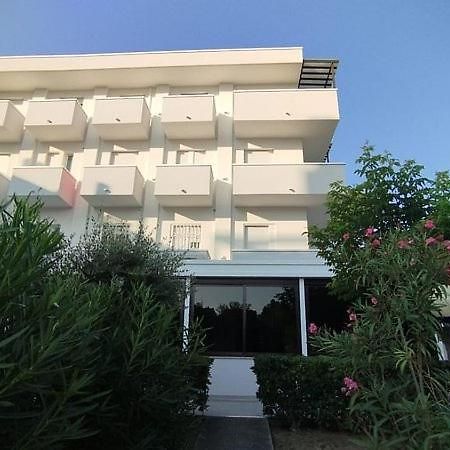 Hotel Pigalle リッチョーネ エクステリア 写真