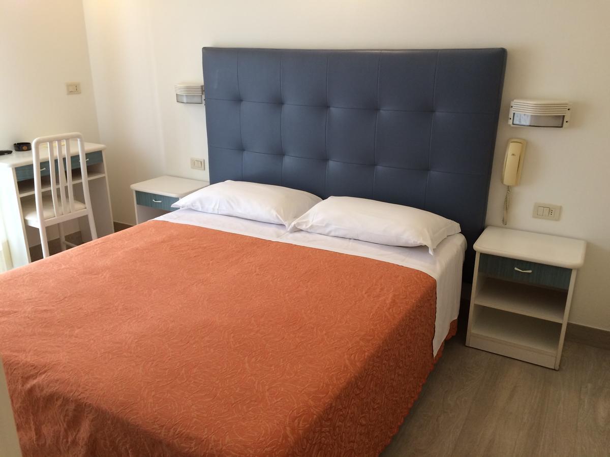Hotel Pigalle リッチョーネ エクステリア 写真